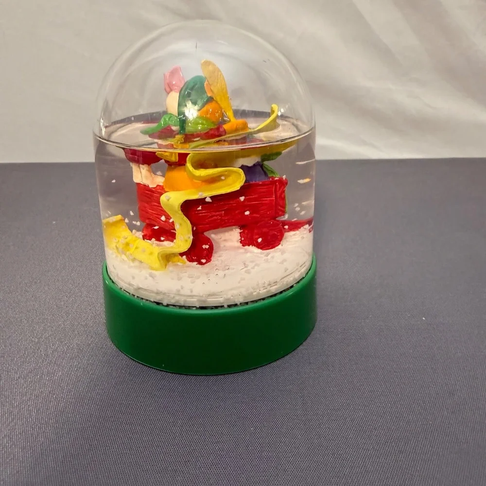 Winnie the Pooh Snow Globe With Wagon Pooh Piglet Christmas Holiday Gift‎